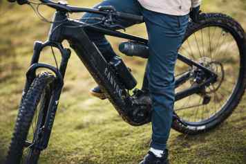 Hardtail E-Bike mit Bosch-Motor aus dem Versandkarton