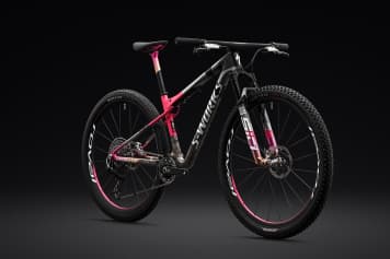 2 S-Works High-End-Bikes und 2 Helme zum Specialized-Jubiläum