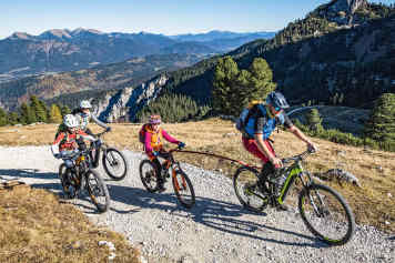Familien-Tour mit dem E-Bike zum Schachenschloss