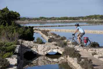 Gemütlich Rad fahren immer am Strand entlang