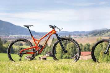 Evil The Following MB gegen Santa Cruz 5010 CC X01 Res.