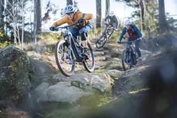Systemvergleich (E-)Enduro-MTBs inkl. Test Yeti 160E T1