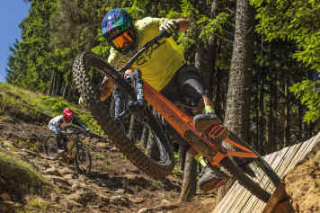 Santa Cruz 5010 versus Scor 4060 ST