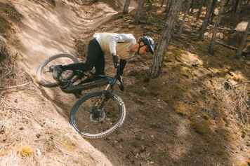 Das Trail- und Enduro E-Bike schiebt jetzt mit Bosch CX-Motor