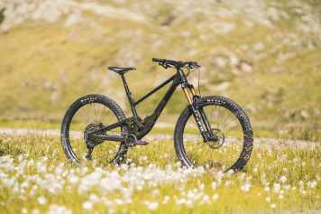 Spaß & Popp – Top-Score für Schweizer High-End-Trailbike im Test