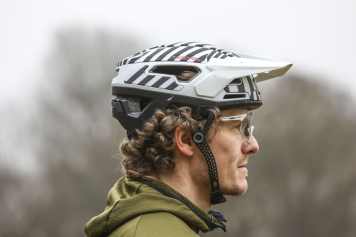 Ein Helm, der sich zur Sicherheit auflöst