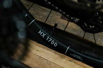 Downhill-Zulassung und Carbon für die Mittelklasse