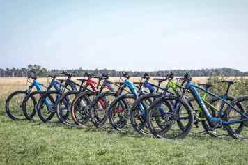 Bunte Truppe - 9 E-Hardtails im Test