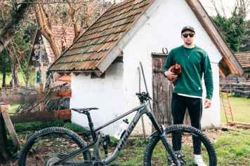 Korbi Engstler und sein Ghost Riot AM Full Party CF