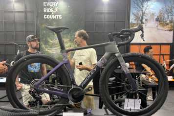 Neues Aero-Race-Gravelbike mit fetten Reifen