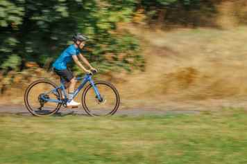 Sportliches Kinder-Gravelbike mit geradem Lenker