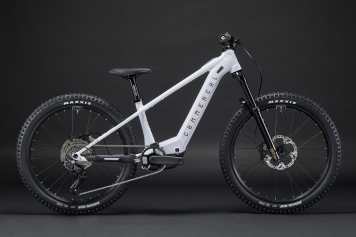 E-MTB mit leichtem Motor für junge Trail-Enthusiasten
