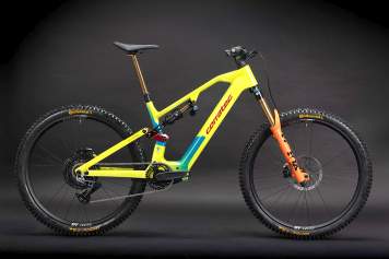 Zwei bayerische Carbon-Fullys mit Avinox-Antrieb