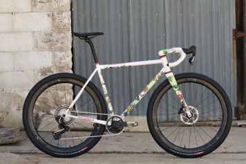 Farbenfrohes Gravelbike aus Kolumbien