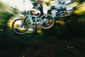 E-MTBs mit Bosch Motor, 800 Wh und fett Federweg
