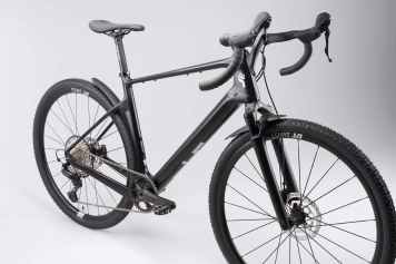Carbon gravel bike with MTB DNA for 1,599 euros