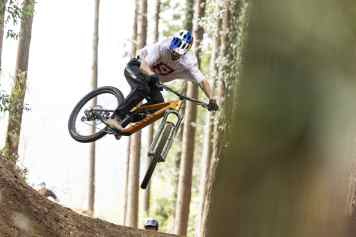 Trial-Profi Tomomi Nishikubo baut Trainings-Areal in Japan
