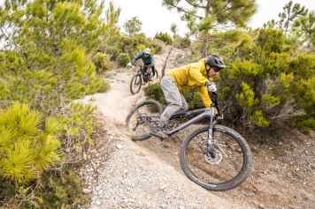 4 Trailbikes bis 4500 Euro im Schlagabtausch