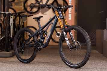 High-Pivot Downhiller für Vmax im Bikepark
