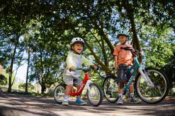 Kinderfahrräder und Helme mit neuen Sicherheitsfeatures