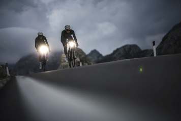 Scheinwerfer und Rücklichter von 12 Herstellern im Vergleich