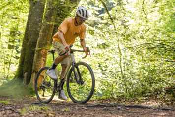 Spritzig auf Schotter, straff im Gelände