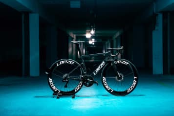 Preiswertes Aero-Rennrad vom Laufradspezialisten