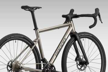 Preiswertes Titan-Gravelbike von Radon