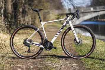 Fünf Gravelbikes bis 2000 Euro