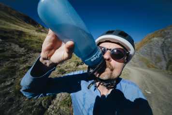 Trinkflasche mit Wasserfilter - Selbsttest am Pool