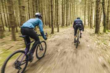 4 Aluminium-Gravelbikes ab 1699 Euro im Test