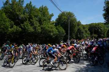 Van der Poel gewinnt Hitze-Etappe der Tour im Zentralmassiv