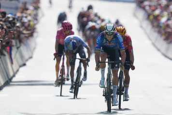 Tour de France - Acht Verletzte nach Crash von Begleitwagen bei der Tour