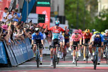 Van Gils triumphiert im Sprint