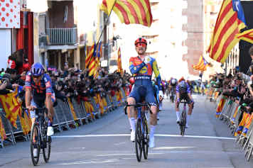 Simmons gewinnt 25-Kilometer-Rennen nach Wind-Chaos