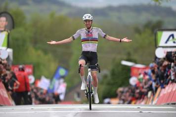 Pogacar fliegt an der Mur de Huy zum Sieg