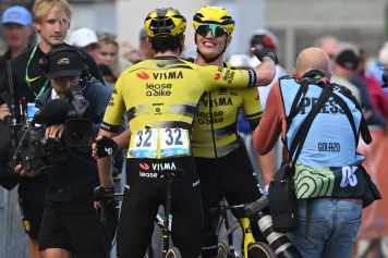 Kooij gewinnt im Windchaos der 2. Etappe