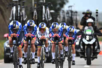 Rennräder und Equipment der World-Tour-Teams 2026