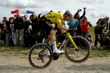 Wout van Aert knallt mit Aero-Rennrad über den Schotter