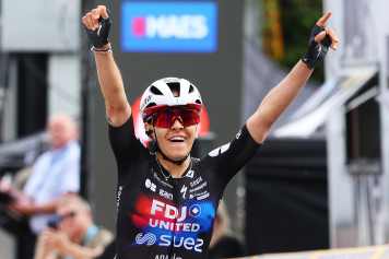 Spitzengruppe gewinnt Sekundenkrimi – Sieg für Célia Gery