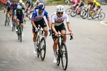 Pogacar bat Lipowitz au sprint et prend la jaune