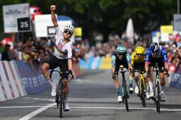 Pogacar bat Lipowitz au sprint et prend la jaune