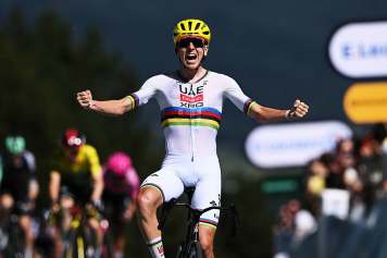 Pogacar spurtet im Finale allen davon