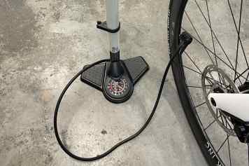 Standpumpe, Fahrradlicht und Handschuhe im Check