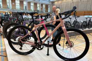 Alu-Gravelbike mit Carbongabel für 899 Euro im Check