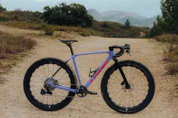 Französisches Gravelbike mit viel Reifenfreiheit