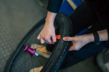 Changer un pneu sur un gravelbike