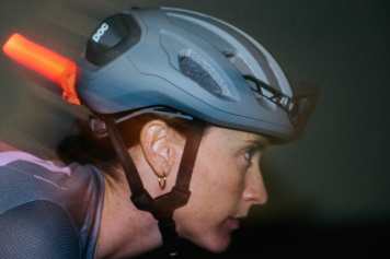 Der neue Amidal von POC mit Mips und passendem Knog-Rücklicht
