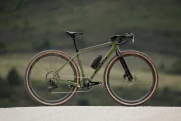 Preiswertes Gravelbike mit Carbonrahmen