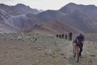 Unsupported durchs kirgisische Tian-Shan-Gebirge